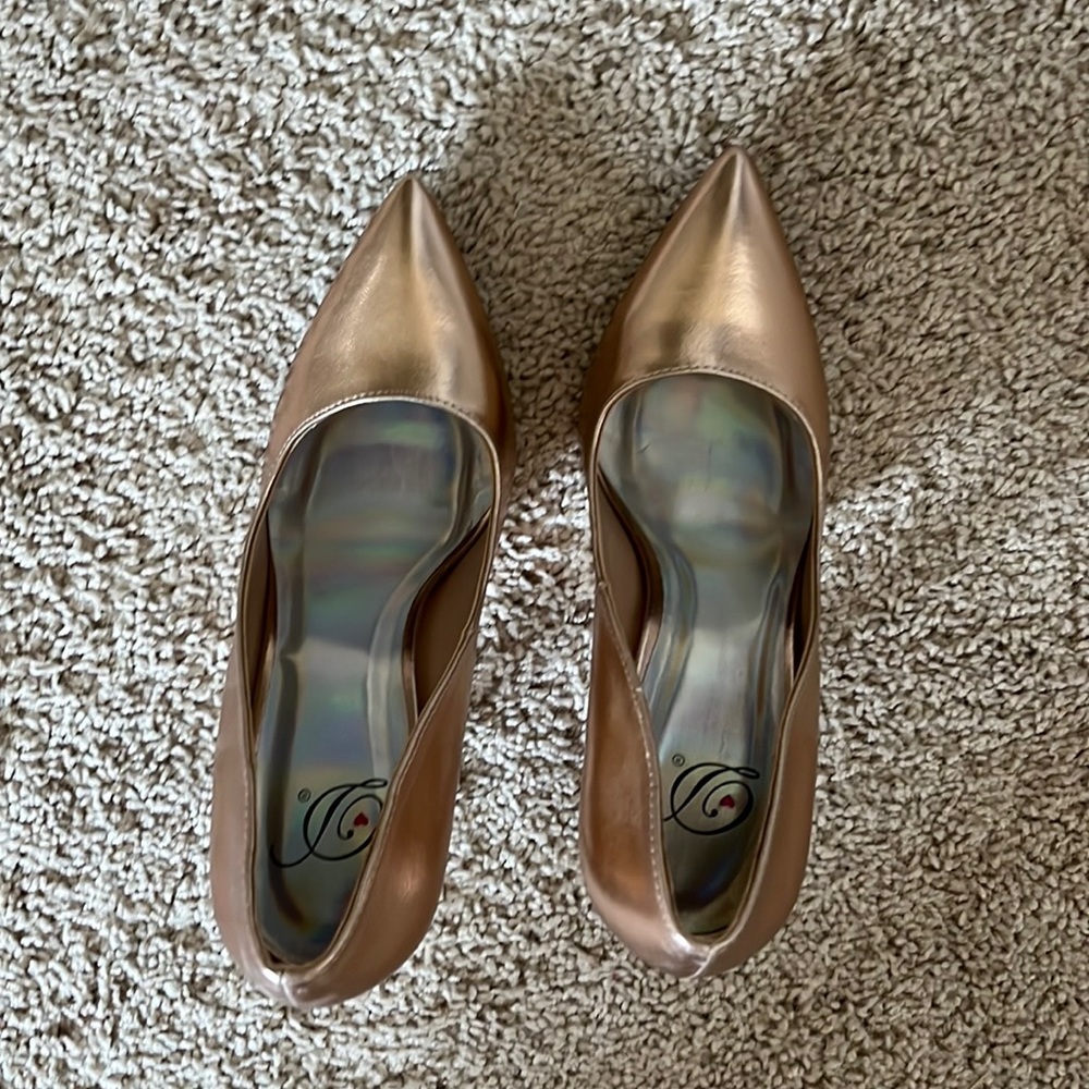 Gold Heels Size 7 - Picture 3 of 7